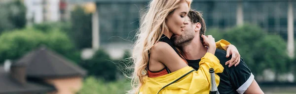 Tiro Panorâmico Homem Beijando Abraçando Com Mulher Atraente Loira — Fotografia de Stock