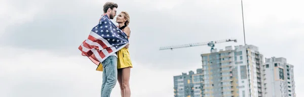 Plano Panorámico Hombre Con Bandera Americana Abrazándose Con Mujer Atractiva — Foto de Stock