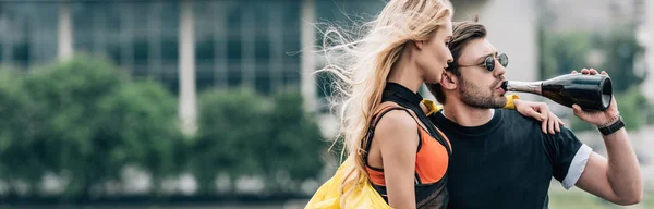 Panoramische Shot Van Man Drinken Champagne Aantrekkelijke Vrouw Praten Met — Stockfoto