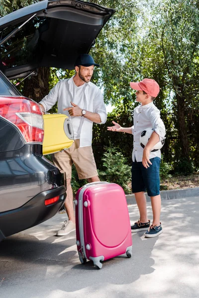 Beau Père Pointant Doigt Les Bagages Près Fils Avec Football — Photo