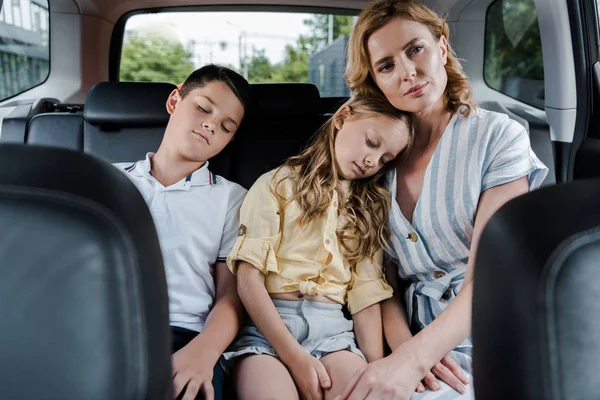 Selective Focus Sleeping Kids Attractive Mother Car — Stock Photo, Image