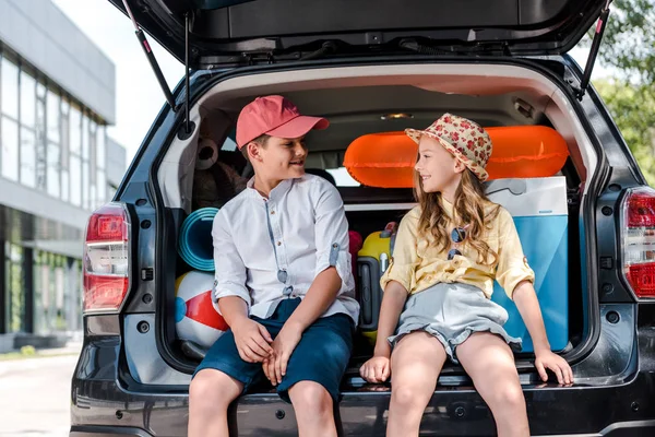 Gelukkige Zus Broer Zittend Auto Kofferbak Kijken Naar Elkaar — Stockfoto