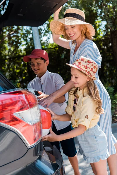 Селективное Внимание Счастливой Матери Соломенной Шляпе Рядом Детьми Автомобилем — стоковое фото