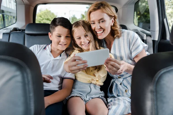 Selective Focus Cheerful Family Taking Selfie Smartphone Car — Stock Photo, Image