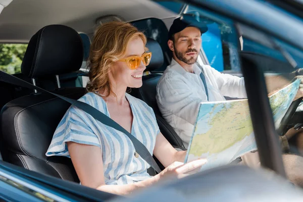 Enfoque Selectivo Mujer Gafas Sol Mirando Mapa Coche Cerca Del —  Fotos de Stock