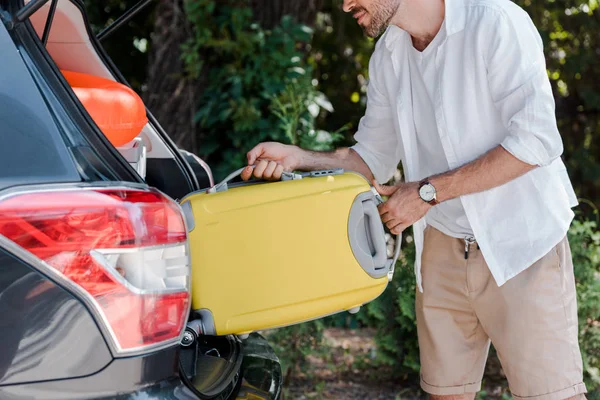 Vista Recortada Hombre Alegre Poner Bolsa Viaje Maletero Del Coche — Foto de Stock