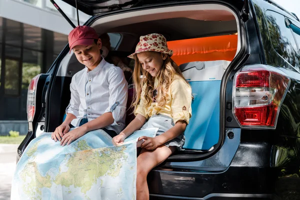 Happy Brother Sister Looking Map Car — Stock Photo, Image