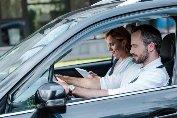 Selektiv Fokusering Mannen Kör Bil Medan Kvinnan Använder Digital Tablet — Stockfoto