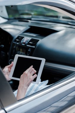 Dijital tablet ile boş ekran kullanan kadın görünümünü kırpılmış 