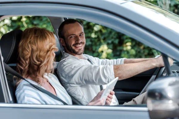 Selective Focus Happy Man Driving Car Looking Woman Digital Tablet — Stock Photo, Image