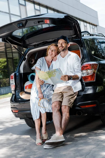 Cheerful Man Standing Car Beautiful Woman While Holding Map — Stock Photo, Image