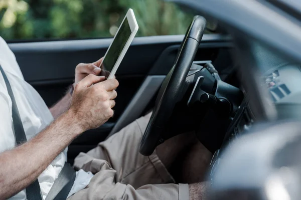 Visão Cortada Homem Sentado Carro Segurando Tablet Digital — Fotografia de Stock