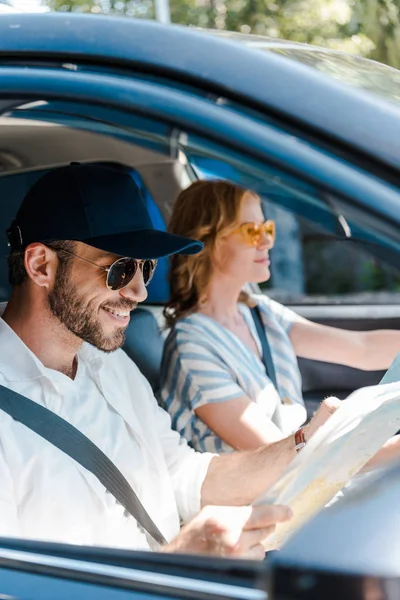 Selective Focus Happy Man Sunglasses Cap Holding Map Woman Car — Stock Photo, Image