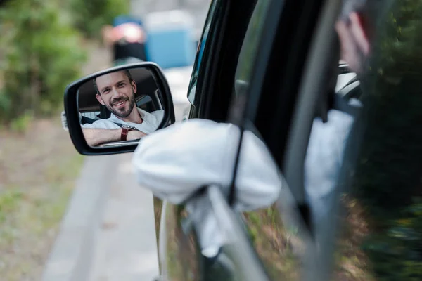 Вибірковий Фокус Веселого Чоловіка Який Дивиться Вікно Автомобіля Посміхається Машині — стокове фото