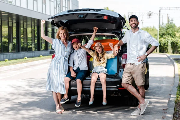 Gelukkige Man Cap Staande Met Hand Hip Buurt Van Vrolijke — Stockfoto