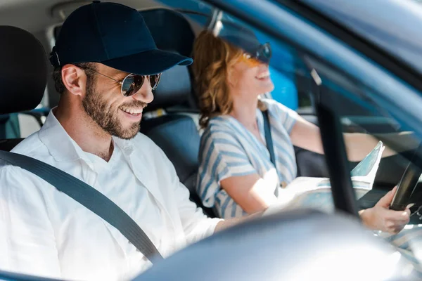 Foco Seletivo Homem Feliz Óculos Sol Sorrindo Com Mulher Carro — Fotografia de Stock
