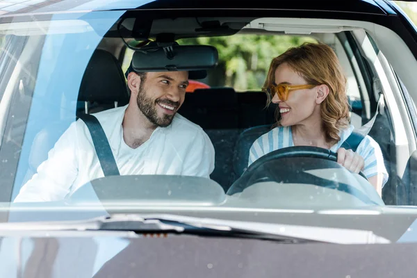 Selective Focus Happy Woman Yellow Sunglasses Looking Bearded Man Cap — Stock Photo, Image