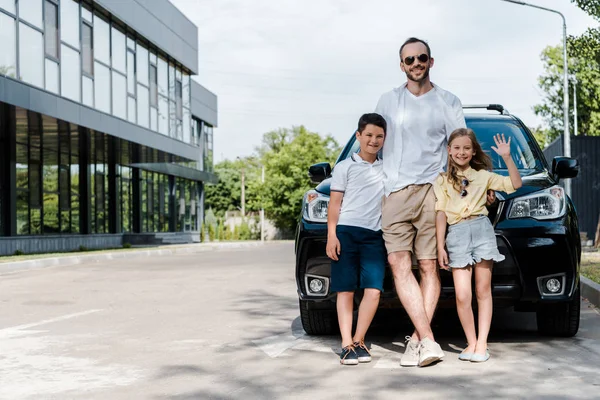 Szczęśliwy Ojciec Okulary Stojące Pobliżu Samochód Dziećmi — Zdjęcie stockowe