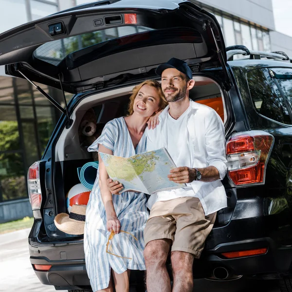 Vrolijke Man Holding Kaart Buurt Van Auto Gelukkig Blonde Vrouw — Stockfoto