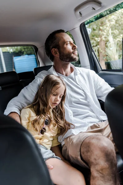 Foco Seletivo Pai Barbudo Sentado Carro Com Filha Bonito — Fotografia de Stock