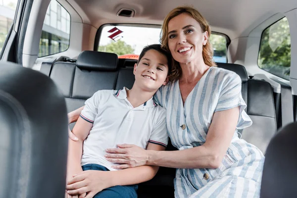 Enfoque Selectivo Madre Alegre Hijo Sentado Coche —  Fotos de Stock