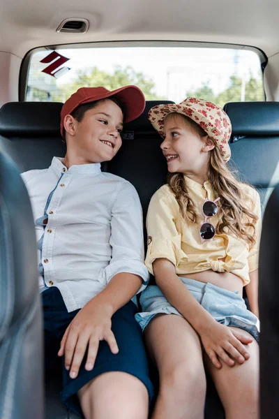 Selektywne Skupienie Szczęśliwych Dzieci Patrząc Siebie Samochodzie — Zdjęcie stockowe