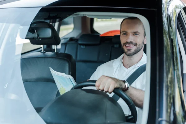 Selectieve Focus Van Gelukkige Man Rijden Auto Holding Kaart — Stockfoto