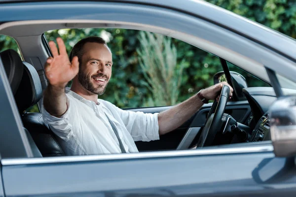 Selectieve Focus Van Gelukkige Man Rijden Auto Zwaaiende Hand — Stockfoto