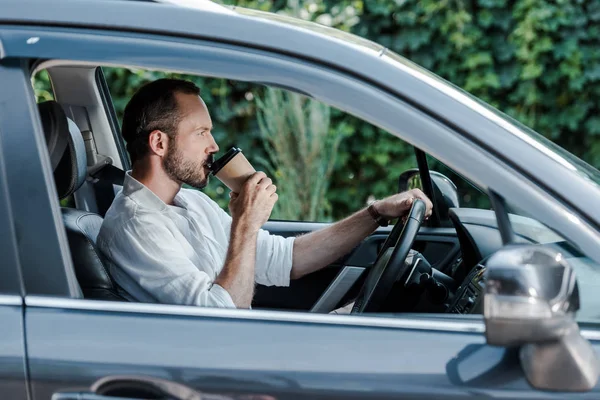 Enfoque Selectivo Del Hombre Barbudo Beber Café Para Coche —  Fotos de Stock