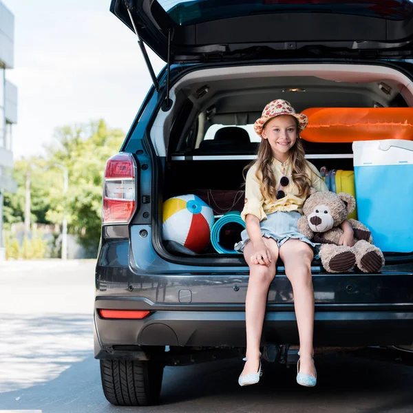 Happy Kid Straw Hat Holding Teddy Bear Sitting Car Trunk — Stock Photo, Image