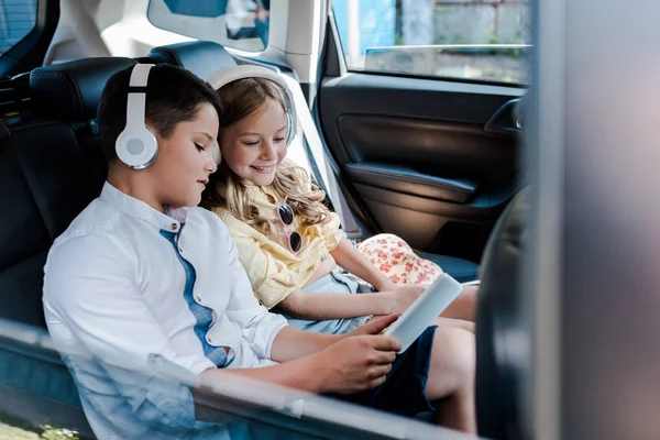 Foco Seletivo Crianças Felizes Ouvindo Música Fones Ouvido Enquanto Olha — Fotografia de Stock