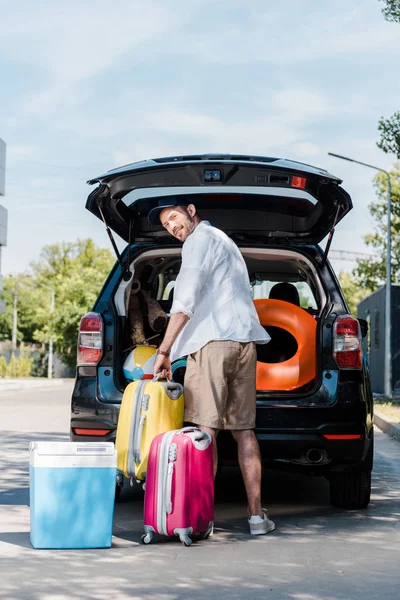 Cheerful Bearded Man Cap Standing Car Holding Yellow Luggage — Stock Photo, Image