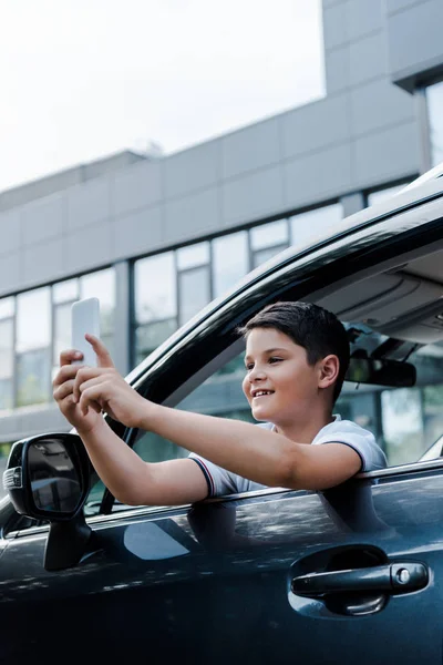 Visão Ângulo Baixo Menino Alegre Tomando Selfie Janela Carro — Fotografia de Stock