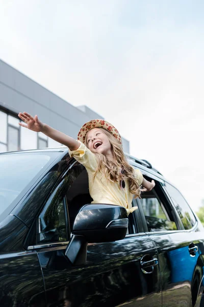 Low Angle View Happy Kid Straw Hat Outstretched Hands Car — Stock Photo, Image