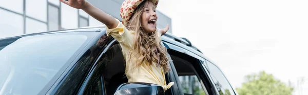 Панорамный Снимок Счастливого Ребенка Соломенной Шляпе Протянутыми Руками Окне Автомобиля — стоковое фото