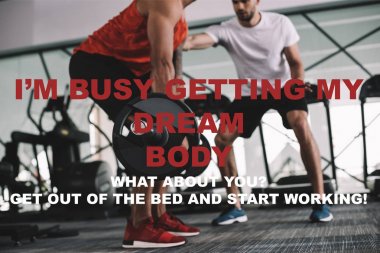 Afro-Amerikan sporcunun yanında duran eğiticinin kırpılmış görüntüsü motivasyon yazısıyla illüstrasyonun yanındaki halteri kaldırıyor.