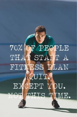 bir fitness planı başlatmak insanların% 70 ile stadyumda duran elleri üzerinde elleri ile karışık yarış sporcusu ön görünümü çıkın, sen hariç, bu kez yazı