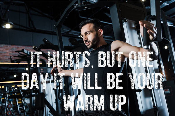 Низкий угол зрения спортсмена упражнения на тренажерный зал с ним больно, но в один прекрасный день это будет ваша разминка иллюстрации
