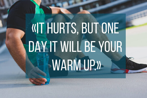 Обрезанный вид человека, сидящего с водой на беговой дорожке, больно бьет, но однажды это будет ваша разминка.
