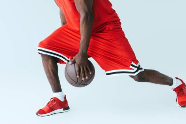 gri arka planda basketbol oynayan Afrikalı Amerikan ögrenci kısmi görünümü