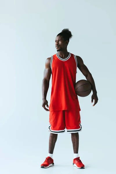 Bonito Jogador Basquete Afro Americano Olhando Para Longe Enquanto Segurando — Fotografia de Stock