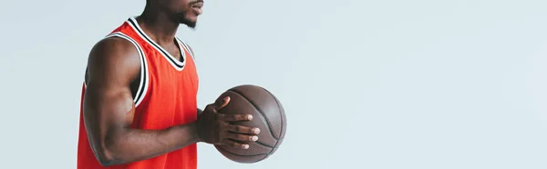 Oříznutý Pohled Afroamerického Basketbalového Hráče Koulí Izolovaný Šedý Panoramatický Záběr — Stock fotografie