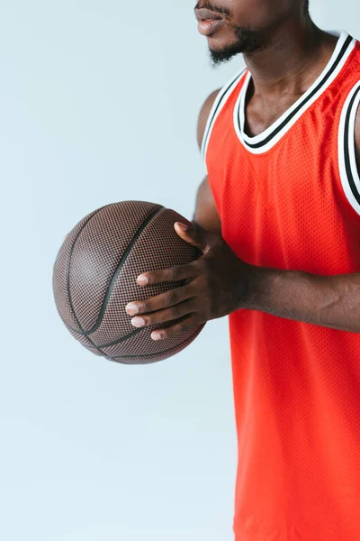 Oříznutý Pohled Africkej Americký Basketbalový Hráč Holding Koule Izolovaný Šedé — Stock fotografie