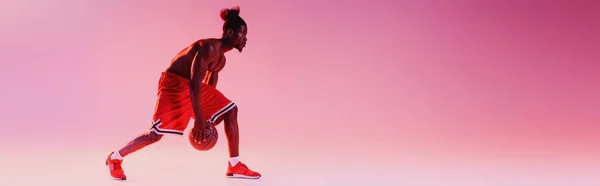 Panoramische Shot Van African American Sportman Spelen Basketbal Roze Paarse — Stockfoto