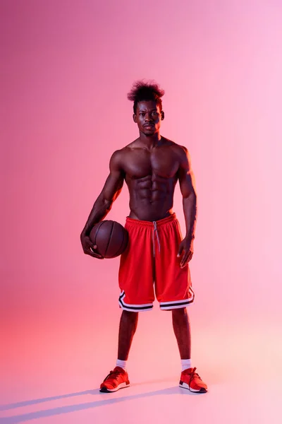 Сорочки Афроамериканський Баскетболіст Дивиться Камеру Рожевому Фіолетовому Градієнтному Фоні Освітленням — стокове фото