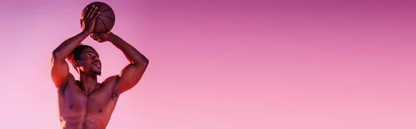 Панорамный Снимок Безрубашечного Мускулистого Африканского Спортсмена Играющего Баскетбол Розовом Фиолетовом — стоковое фото