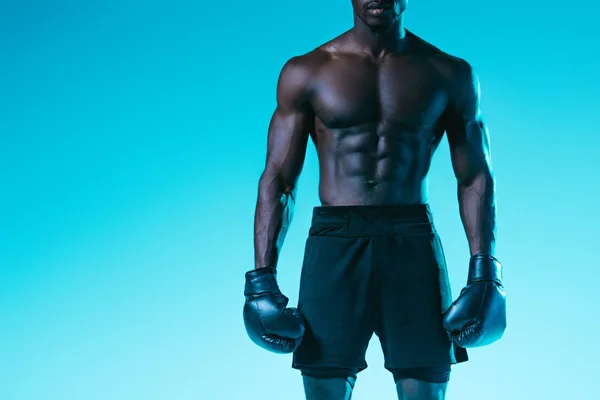 Vista Cortada Africano Americano Desportista Luvas Boxe Fundo Azul — Fotografia de Stock