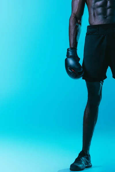 Частковий Вигляд Боксером Афроамериканців Шортах Сенкерс Синьому Фоні — стокове фото