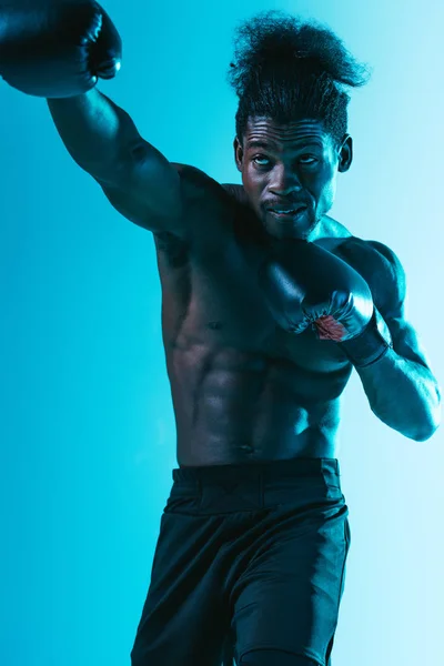 Hemdlos Muskulöser Afrikanisch Amerikanischer Sportler Boxt Auf Blauem Hintergrund — Stockfoto