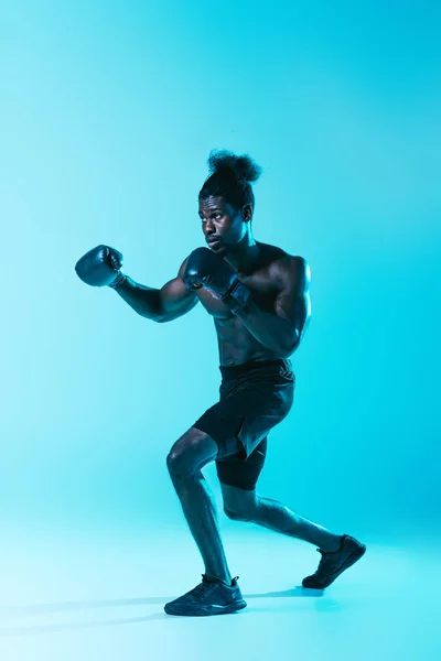 Confiado Deportista Afroamericano Pantalones Cortos Zapatillas Boxeo Sobre Fondo Azul — Foto de Stock